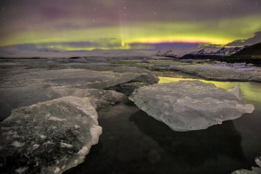 İzlanda'daki Jokulsarlon buzul lagün üzerinde Aurasal.