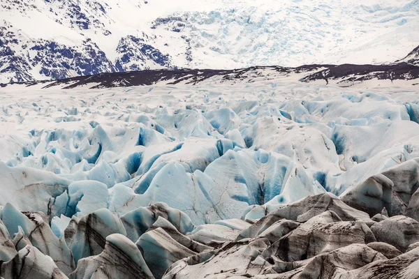 Het blauwe ijs van de Skaftafellsjokull gletsjer in IJsland — Stockfoto