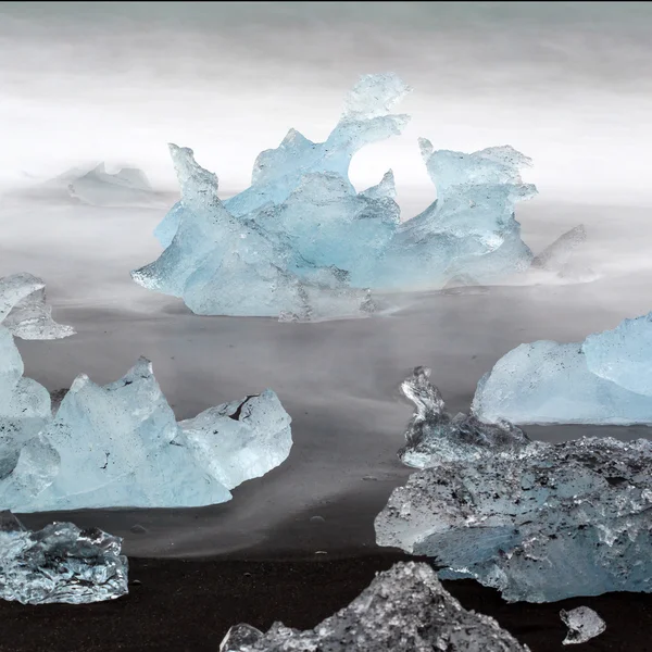 Μαύρη αμμουδιά με παγόβουνα από παγετώνες — Φωτογραφία Αρχείου
