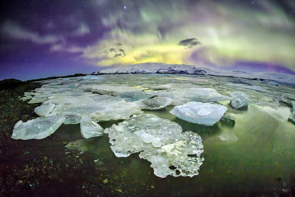 Auroral nad ledovcová laguna Jokulsarlon na Islandu. — Stock fotografie