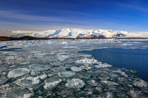 Iceberg en la laguna glaciar de Jokulsarlon — Foto de Stock