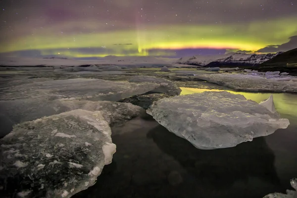 Auroral sobre a lagoa geleira Jokulsarlon na Islândia . Fotografias De Stock Royalty-Free