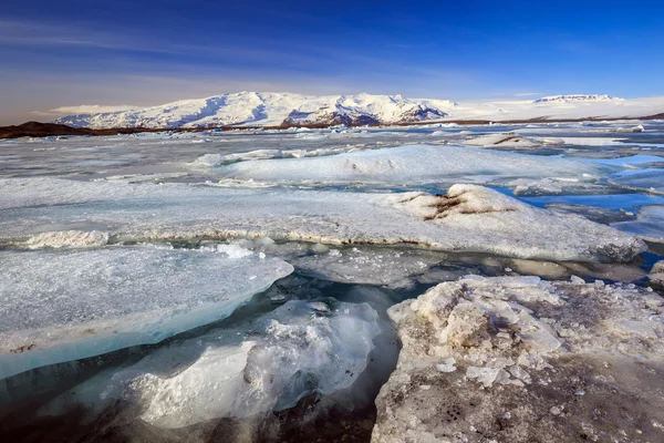 Παγόβουνο στο κρυσταλλικό Λιμνοθάλασσα Γιόκουλσάρλον — Φωτογραφία Αρχείου