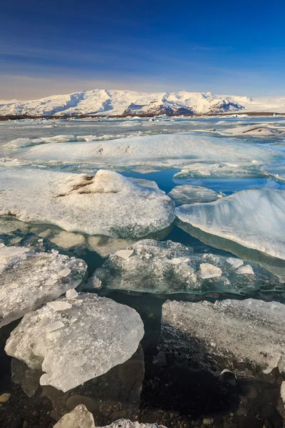 Iceberg en la laguna glaciar de Jokulsarlon — Foto de Stock