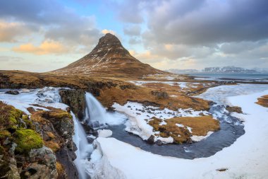 Kirkjufell dağ su ile güzelliği düşüyor