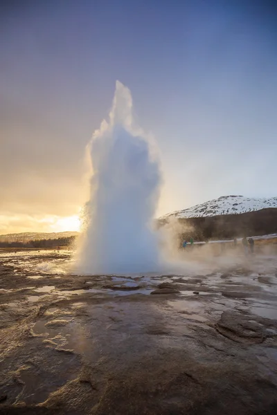 A Strokkur gejzír Izlandon kitörő — Stock Fotó