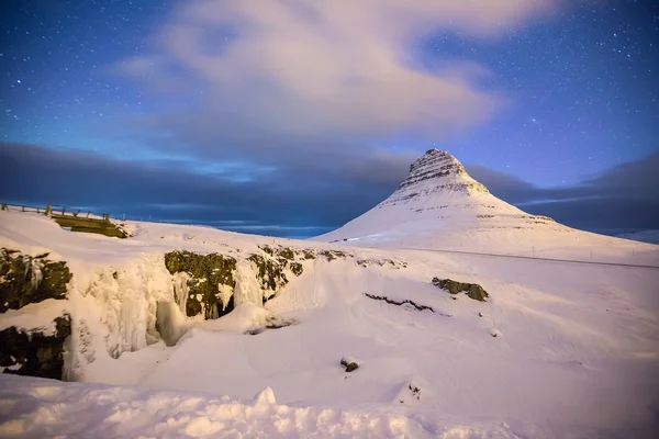 Beleza da montanha Kirkjufell com quedas de água — Fotografia de Stock