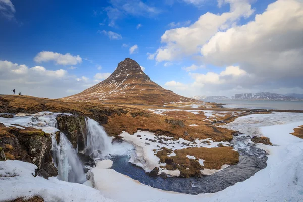 Ομορφιά του βουνού Kirkjufell με νερό πέφτει — Φωτογραφία Αρχείου