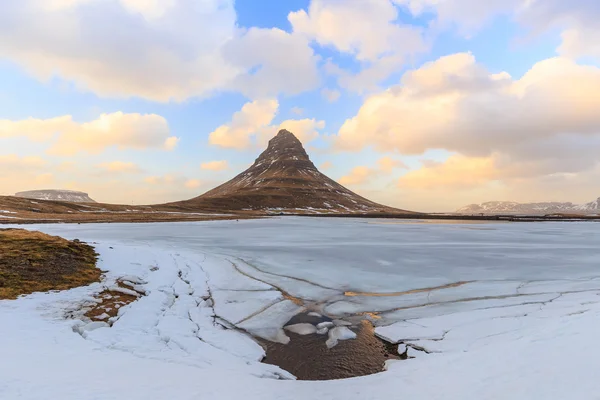 Ομορφιά του βουνού Kirkjufell με νερό πέφτει — Φωτογραφία Αρχείου