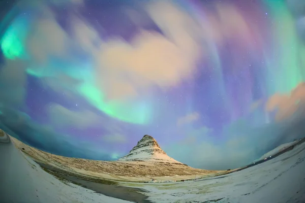 Luzes espetaculares do norte aparecem sobre o Monte Kirkjufell — Fotografia de Stock