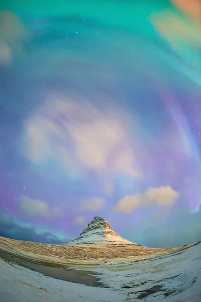 Spectacular northern lights appear over Mount Kirkjufell — Stock Photo, Image