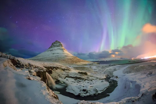 Muhteşem Kuzey ışıkları Mount Kirkjufell üzerinde görünür