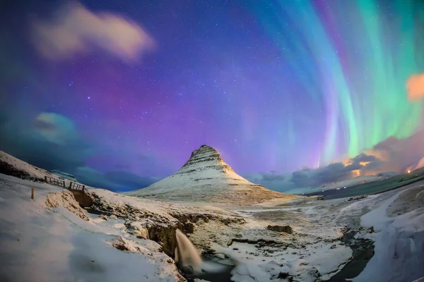 Muhteşem Kuzey ışıkları Mount Kirkjufell üzerinde görünür