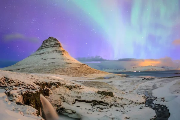 Espectacular auroras boreales aparecen sobre el monte Kirkjufell — Foto de Stock
