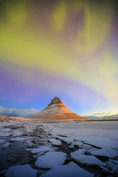 壮观的北极光出现在装载基尔丘山 — 图库照片