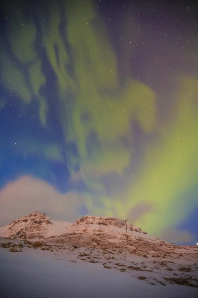 Cahaya utara yang spektakuler muncul di atas gunung di Islandia — Stok Foto