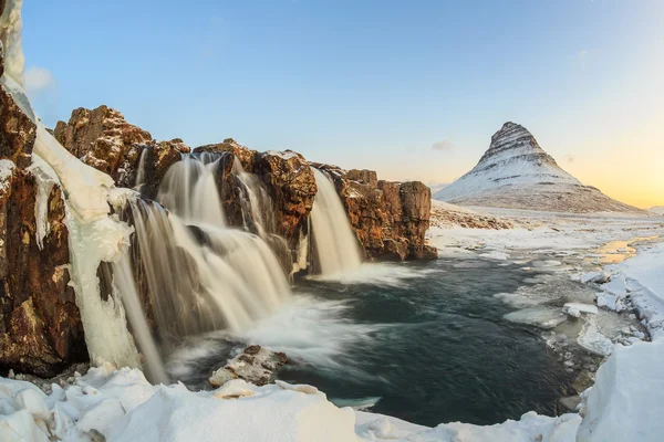 水と Kirkjufell 山の滝、アイスランド — ストック写真