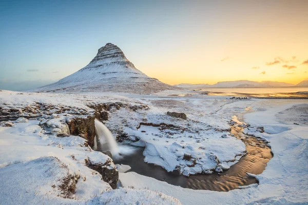 Kirkjufell βουνό με νερό πέφτει, Ισλανδία — Φωτογραφία Αρχείου
