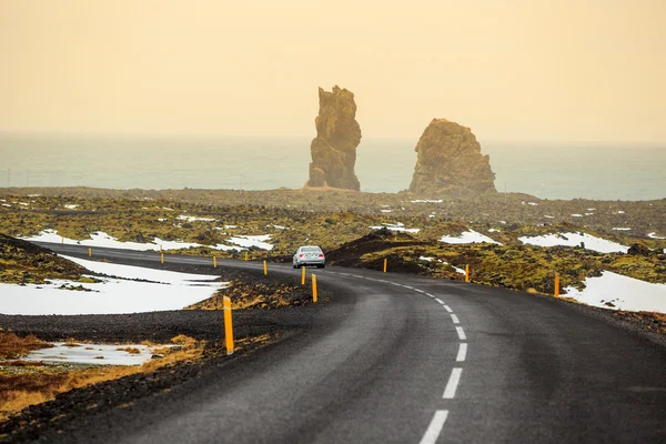 雪の覆われた山脈へ続く道 — ストック写真