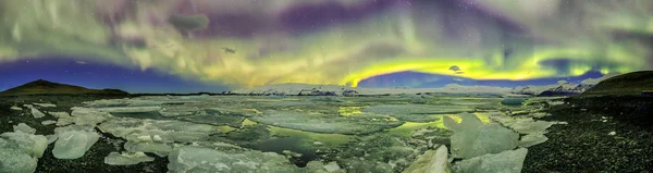 Auroral sobre la laguna glaciar Jokulsarlon en Islandia . — Foto de Stock