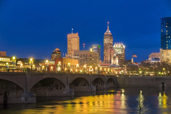 Die Skyline von Indianapolis und der weiße Fluss — Stockfoto