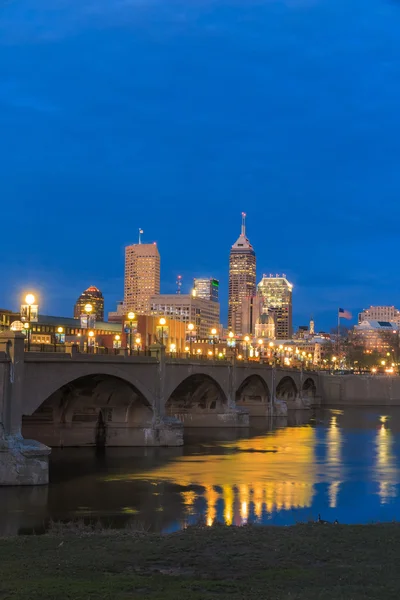 Indianapolis skyline en de White River — Stockfoto