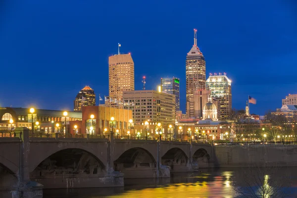 Indianapolis skyline et la rivière White — Photo