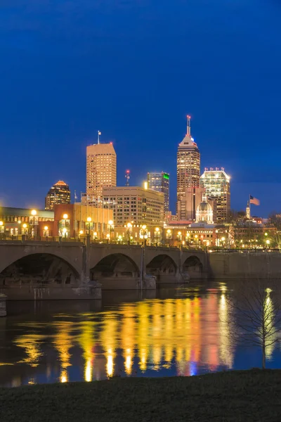 Die Skyline von Indianapolis und der weiße Fluss — Stockfoto