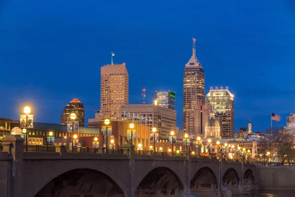 Die Skyline von Indianapolis und der weiße Fluss — Stockfoto