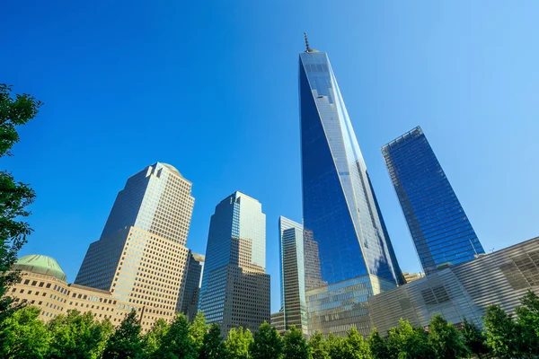 New York skyline met blauwe lucht — Stockfoto