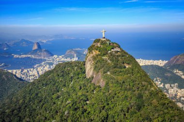 İsa kurtarıcı ve Rio de Janeiro şehrin havadan görünümü