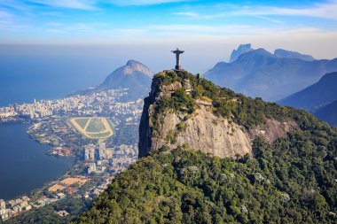 İsa kurtarıcı ve Rio de Janeiro şehrin havadan görünümü