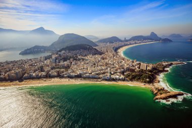 Ünlü Copacabana Plajı ve Ipanema Plajı Rio havadan görünümü 
