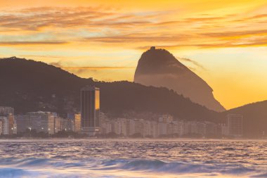 Copacabana ve dağ Sugar Loaf gündoğumu görünümü