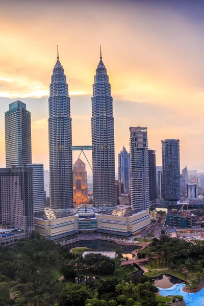 Kuala Lumper skyline en el crepúsculo — Foto de Stock
