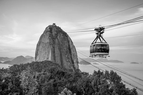 Téléphérique et montagne de pain de sucre — Photo