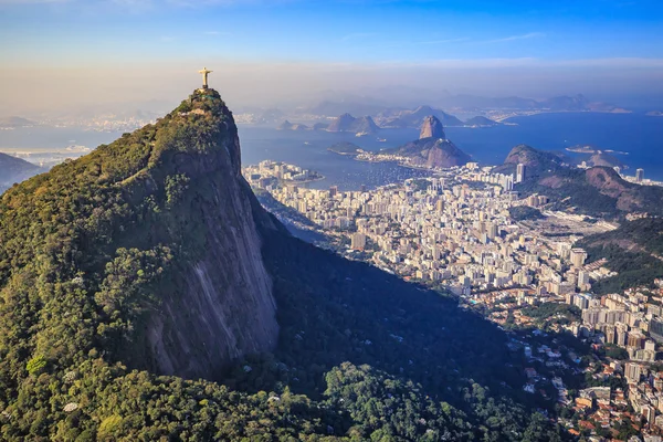 Luchtfoto van Christus de Verlosser, Rio de Janeiro en stad — Stockfoto