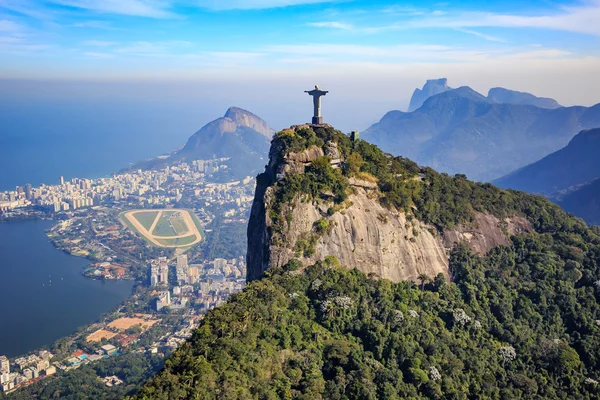 Widok z lotu ptaka Chrystusa Odkupiciela i Rio de Janeiro miasta — Zdjęcie stockowe