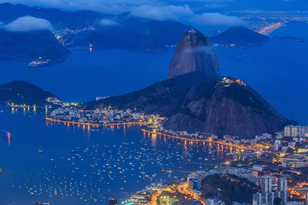 Río de Janeiro ciudad en el crepúsculo — Foto de Stock