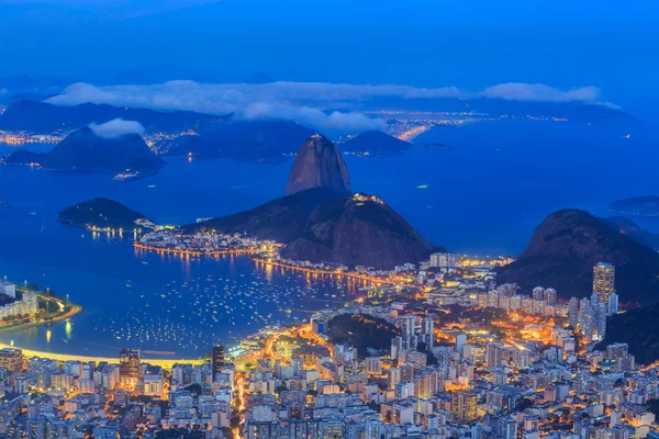 Rio De Janeiro city bij avondschemering — Stockfoto