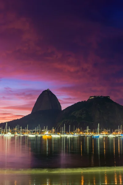 Sunrise weergave van Copacabana en berg Sugar Loaf — Stockfoto