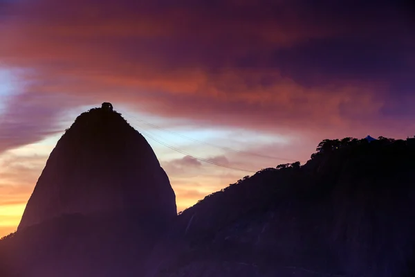 Vista del amanecer de Copacabana y Pan de Azúcar de montaña — Foto de Stock