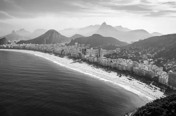 Vista aérea de la famosa playa de Copacabana y la playa de Ipanema — Foto de Stock