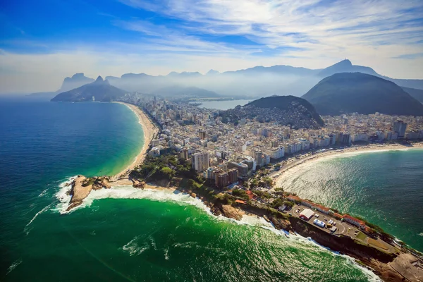 Ünlü Copacabana Plajı ve Ipanema Plajı havadan görünümü — Stok fotoğraf