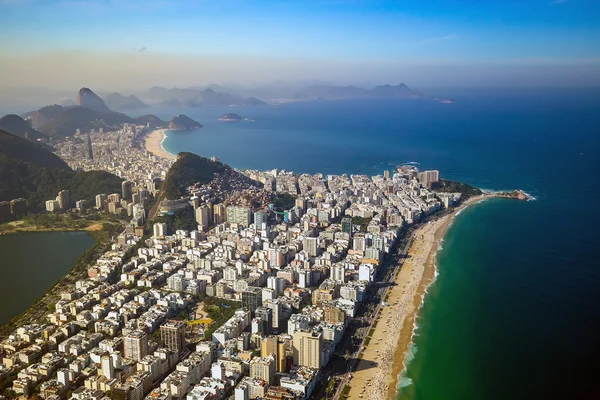 Ünlü Copacabana Plajı ve Ipanema Plajı havadan görünümü — Stok fotoğraf