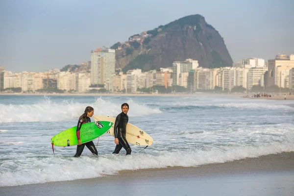Бразильцы с доской для серфинга в Рио-де-Жанейро — стоковое фото