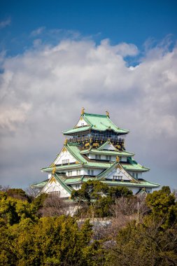 Osaka Kalesi mavi gökyüzü ile