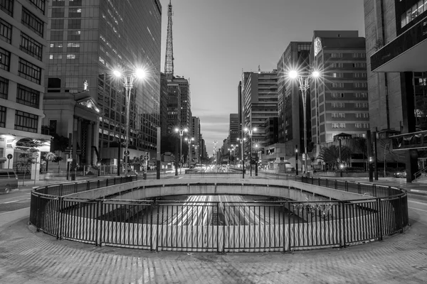 Avenida Paulista no crepúsculo em São Paulo — Fotografia de Stock