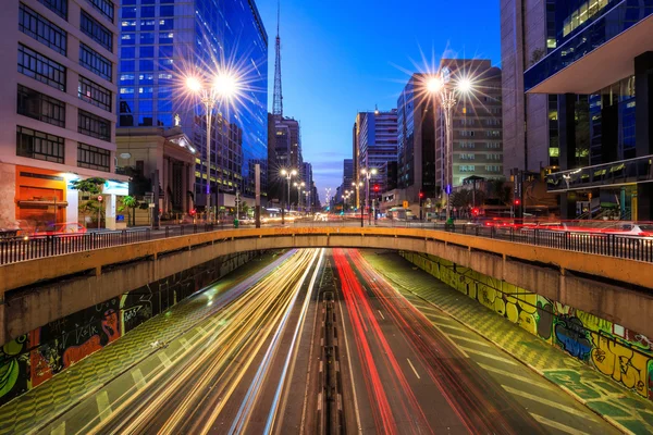 Paulista Avenue in schemerlicht in Sao Paulo — Stockfoto