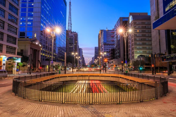 Avenida Paulista no crepúsculo em São Paulo — Fotografia de Stock